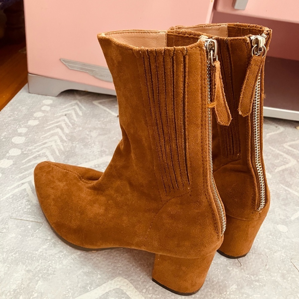 CHASE + CHLOE SUEDE BOOTS - Picture 10 of 11